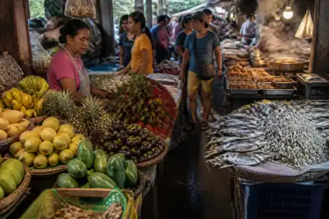 Busy Visayas public market with vendors, produce and cooked-food stalls